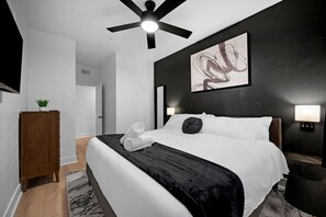 3 室のベッドルーム、デスク、アイロン / アイロン台、旅行用ベビーベッド