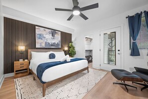 3 habitaciones, escritorio y tabla de planchar con plancha 