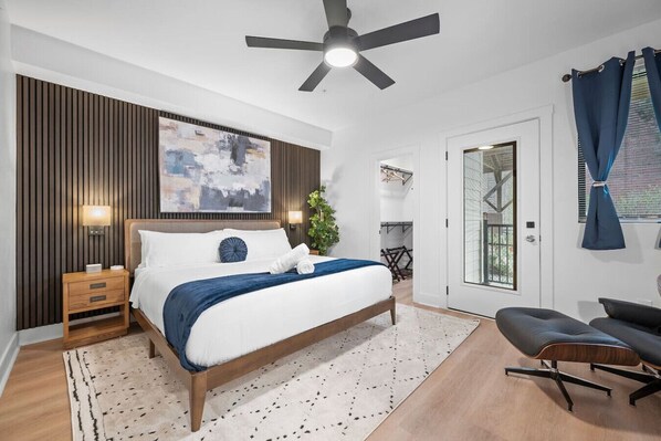 3 slaapkamers, een bureau, een strijkplank/strijkijzer, reisbedje