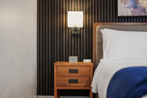 3 habitaciones, escritorio y tabla de planchar con plancha 