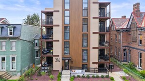 Exterior - Immaculate Double King Suite| 2 Decks| A+ Location (Pittsburgh)