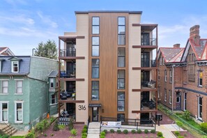 Exterior - Immaculate Double King Suite| 2 Decks| A+ Location (Pittsburgh)
