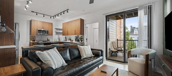 Immaculate Double King Suite| 2 Decks| A+ Location