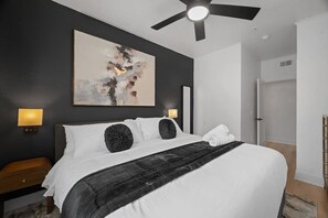 3 bedrooms, desk, iron/ironing board, travel cot - Immaculate Double King Suite| 2 Decks| A+ Location (Pittsburgh)