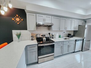 Fridge, microwave, oven, stovetop - Royaleux / 4 King Beds / Sleep 16 / Pool Table (Philadelphia)