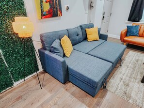 Smart-TV, Kamin, Tischtennisplatte