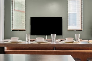 Dining - Upscale Double King Suite|4 Beds| Premier Location (Pittsburgh)
