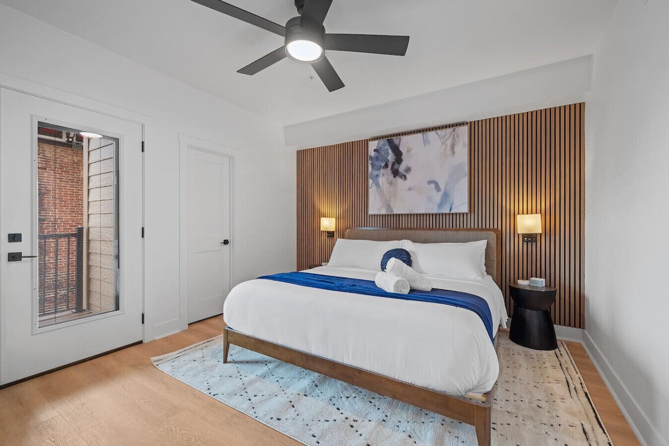 3 slaapkamers, een bureau, een strijkplank/strijkijzer, reisbedje