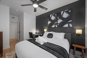 3 habitaciones, escritorio y tabla de planchar con plancha 