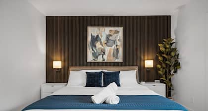 Immaculate 3 BR Penthouse suite| 2 decks| Walkable