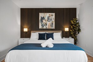 3 habitaciones, escritorio y tabla de planchar con plancha 