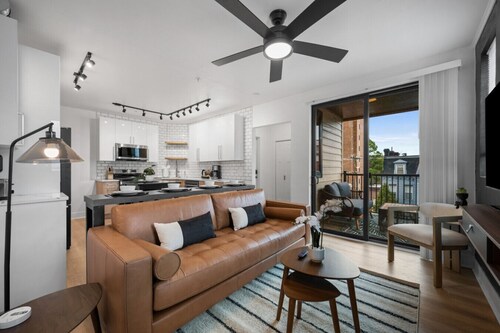 PFR Suites - Highland, 3BR 2BA Shadyside Condo, Penthouse Unit, 2 Decks and Off-Street Parking