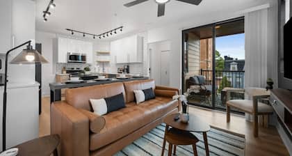 PFR Suites - Highland, 3BR 2BA Shadyside Condo, Penthouse Unit, 2 Decks and Off-Street Parking