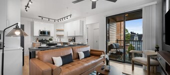 PFR Suites - Highland, 3BR 2BA Shadyside Condo, Penthouse Unit, 2 Decks and Off-Street Parking