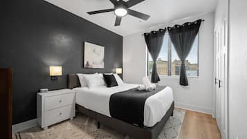 3 soverom, skrivebord, strykejern/-brett og reiseseng for barn