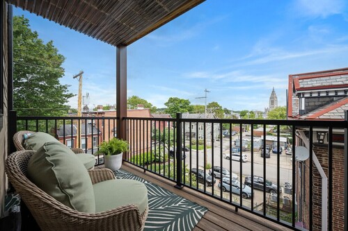 Stunning 3BR suite| 2 private decks| A+ Location!