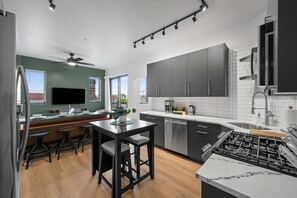 Refrigerador, microondas, horno, placa de cocina