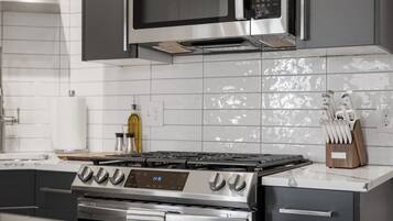 Een koelkast, een magnetron, een oven, een kookplaat