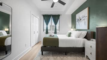 2 slaapkamers, een bureau, een strijkplank/strijkijzer, reisbedje