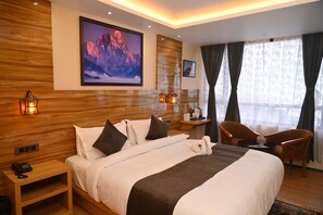 Luxe tweepersoonskamer, uitzicht op bergen | Luxe beddengoed, een strijkplank/strijkijzer, gratis wifi, beddengoed