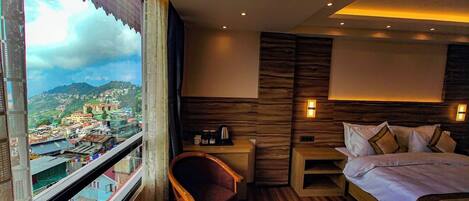 Lyxigt dubbelrum - utsikt mot bergen | Sängtillbehör av högsta kvalitet, strykjärn/strykbräda och gratis wi-fi