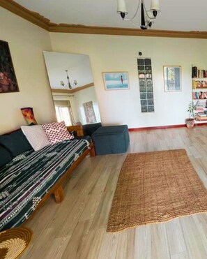 Living area - Spacious art filled 2-bed, 2 bathroom apartment in Kampala (Muyenga)