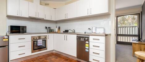 Refrigerador, microondas, horno, placa de cocina