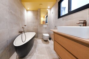 Douche, séchoir à cheveux, serviettes fournies, savon