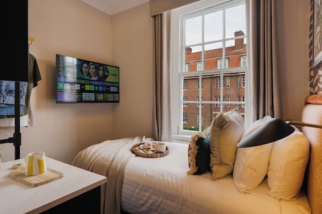 Club Studio | In-room safe, iron/ironing board