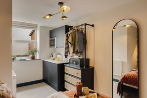 Comfort Studio | Private kitchen | Microwave, espresso maker, coffee/tea maker, electric kettle