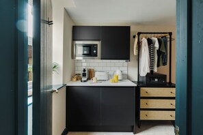 Studio Confort | Cuisine privée | Four à micro-ondes, cafétière à espresso, cafetière-théière