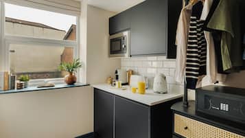 Comfort Studio | Private kitchen | Microwave, espresso maker, coffee/tea maker, electric kettle