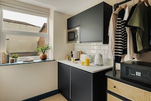 Comfort Studio | Private kitchen | Microwave, espresso maker, coffee/tea maker, electric kettle