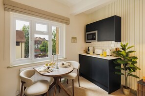 Micro-ondes, machine à expresso, cafetière/bouilloire