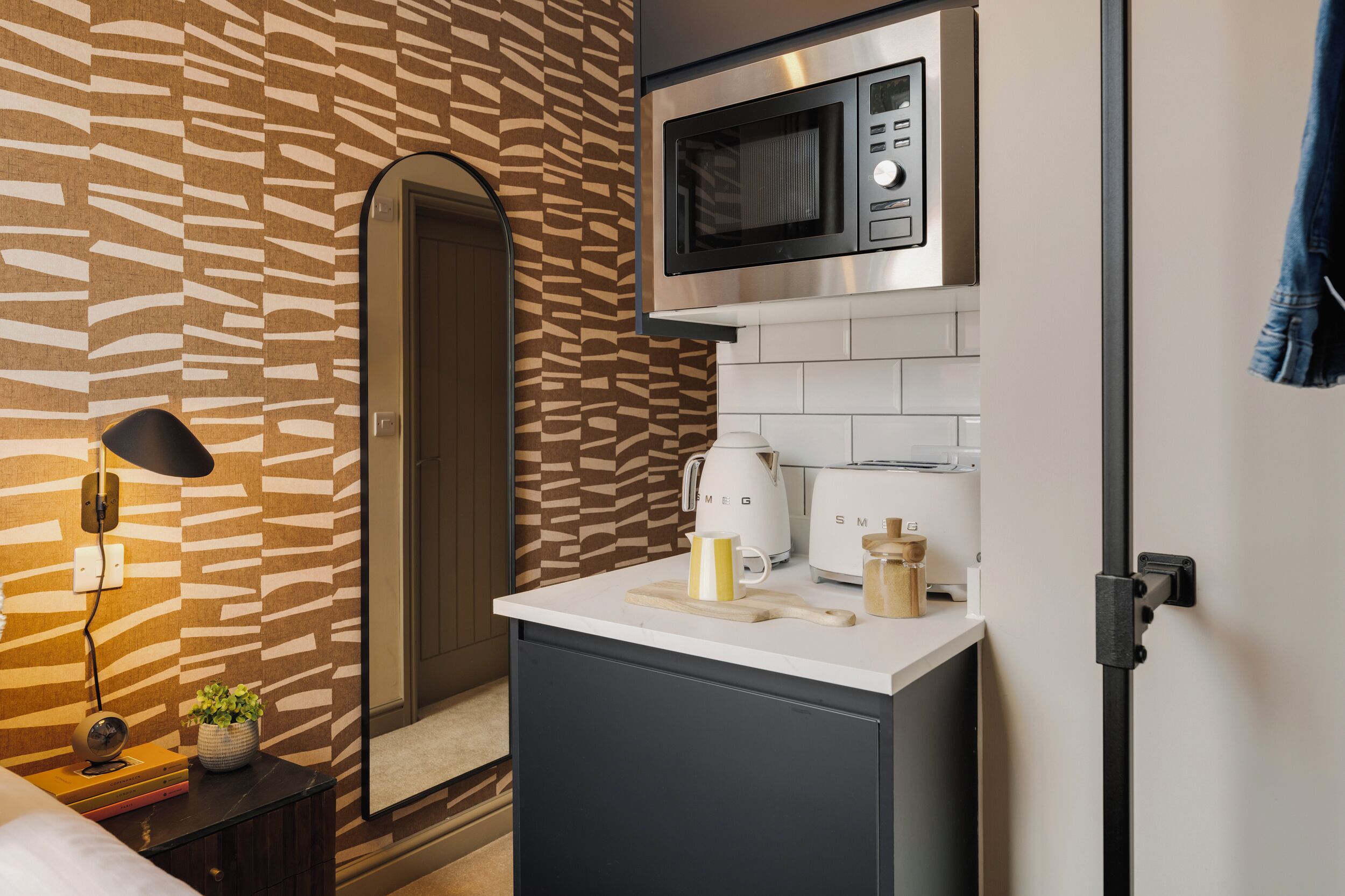 Cozinha moderna com micro-ondas, torradeira e cafeteira no balcão.