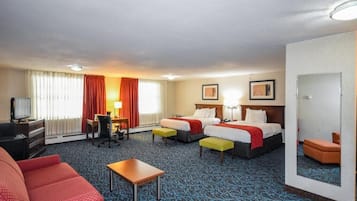 Une chambre d’hôtel avec deux lits, un bureau, une chaise, une télévision et un canapé.