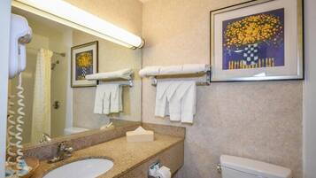 Habitación individual, 2 camas Queen size | Baño | Amenidades de baño gratuitas, secadora de cabello, toallas, jabón