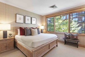4 habitaciones, tabla de planchar con plancha, wifi y ropa de cama 
