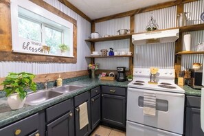 Jääkaappi, mikroaaltouuni, uuni, keittoastiat/astiat/ruokailuvälineet