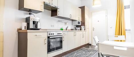 Microondas, horno, parrilla de estufa y cafetera y tetera