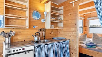 Kühlschrank, Herdplatte, Wasserkocher, Kochgeschirr/Geschirr/Besteck