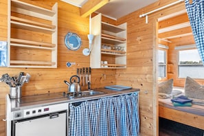 Réfrigérateur, surface de cuisson, bouilloire électrique