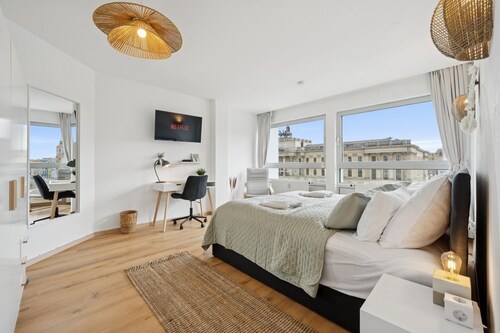   Hellohome I Schlossblick Apartment mit Wintergarten