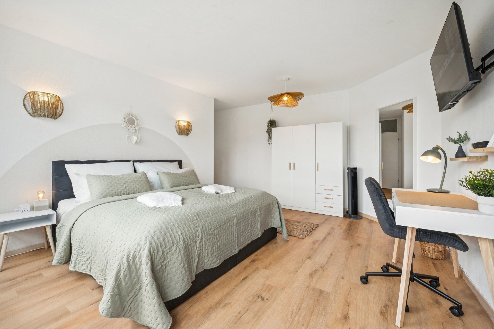 Une chambre moderne avec un lit, un bureau et une armoire.