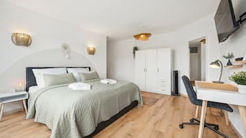 Une chambre moderne avec un lit, un bureau et une armoire.