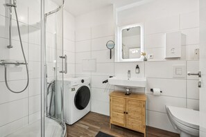 Douche, sèche-cheveux, serviettes fournies, savon