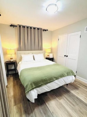 3 bedrooms, in-room safe, desk, iron/ironing board - Oak Park 3BR/2BA Walk to Frank Lloyd Wright & Hemingway Home, 15 Min to Chicago (Oak Park)