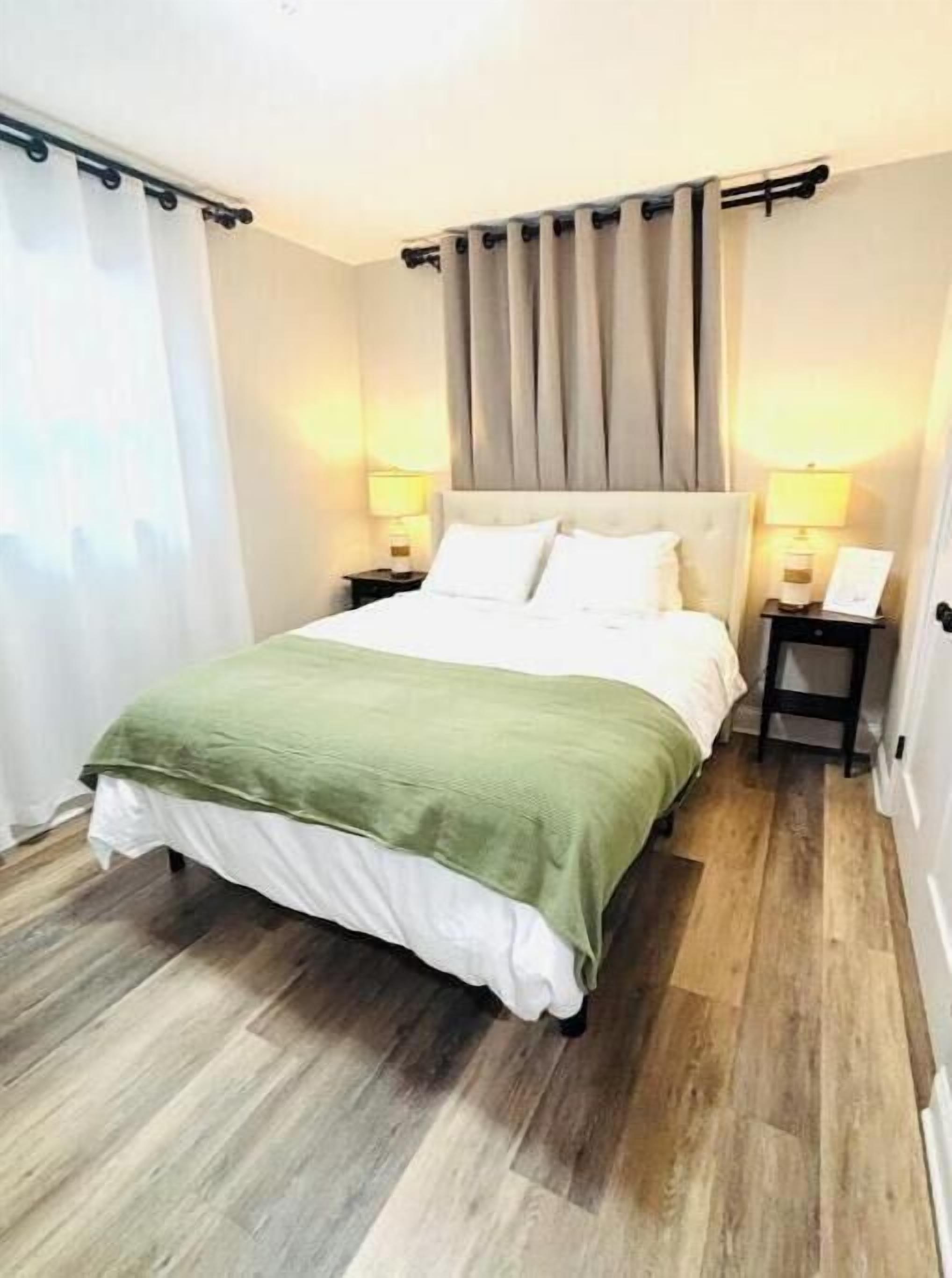 3 habitaciones, caja de seguridad en la habitación y escritorio 