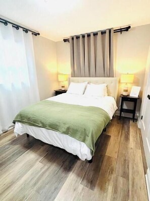 3 bedrooms, desk, iron/ironing board, travel crib - Modern Oak Park Getaway 3BR 2BA with Yard, 20 mins to Chicago Loop, near Train (Oak Park)