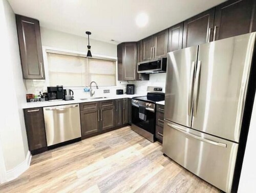 Modern Oak Park Getaway 3BR 2BA with Yard, 20 mins to Chicago Loop, near Train